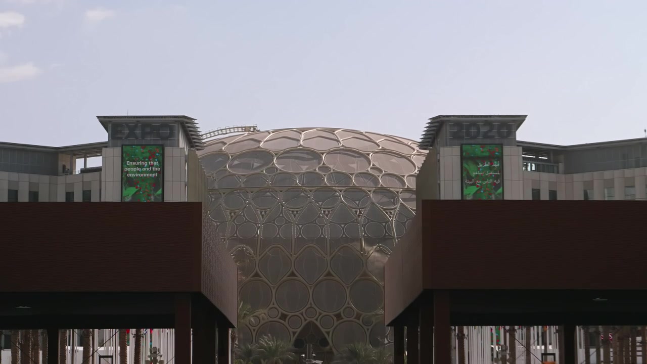 Veduta generale di Al Wasl Plaza all'Expo 2020 di Dubai. Panorama verticale di Al Wasl Plaza all'Expo di Dubai.