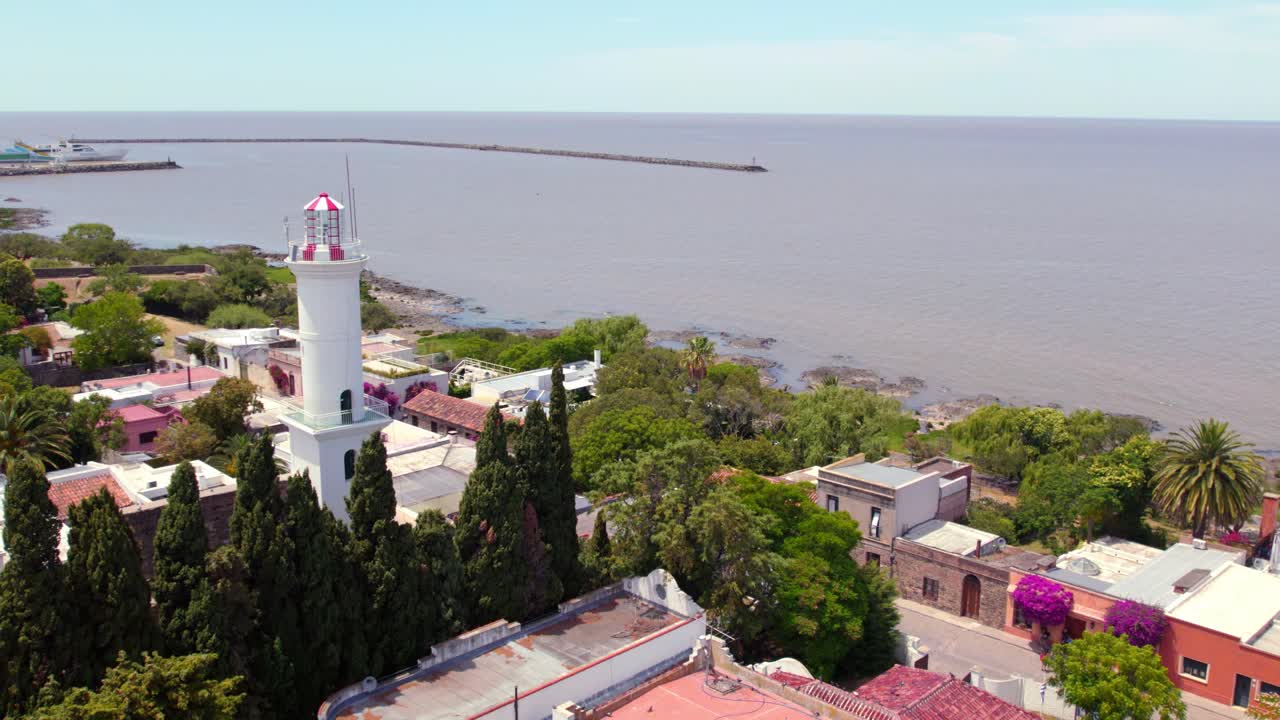 toma de establecimiento del faro de la colonia del sacramento frente al río de la plata, uruguay