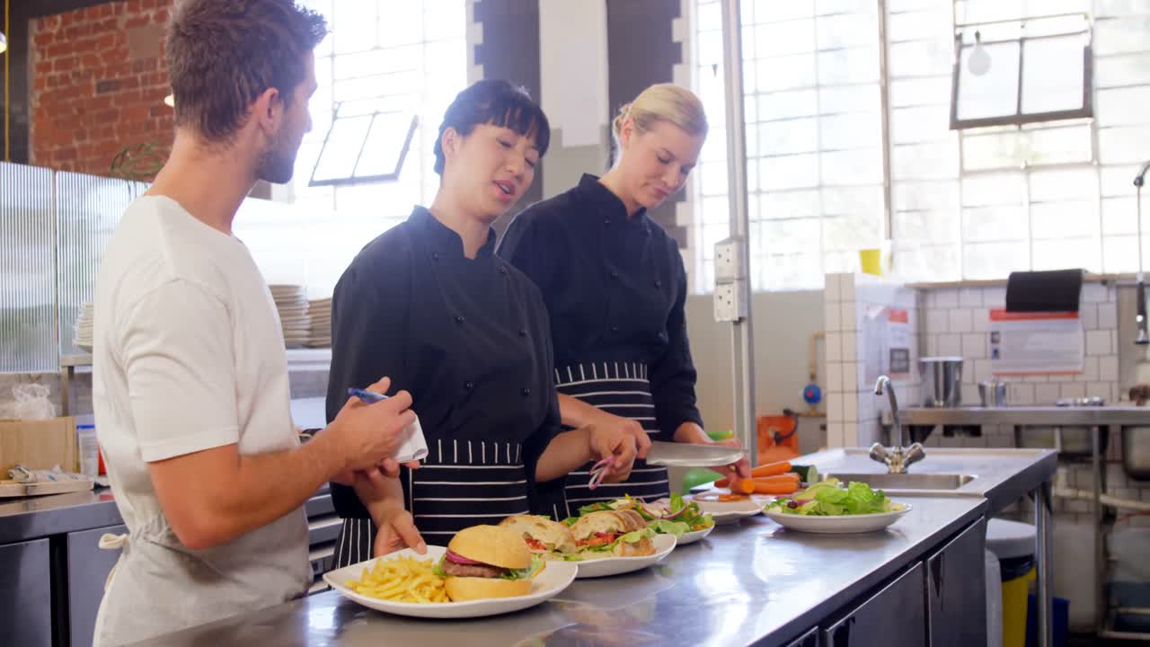 상업용 주방 4k에서 요리사에게 명령을 내리는 관리자