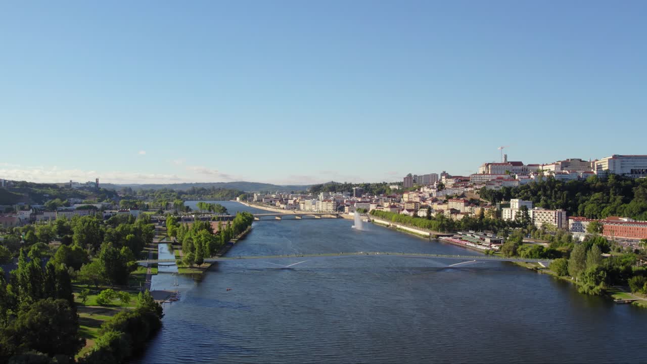 Fiume Mondego che scorre attraverso Coimbra, Portogallo - ripresa aerea