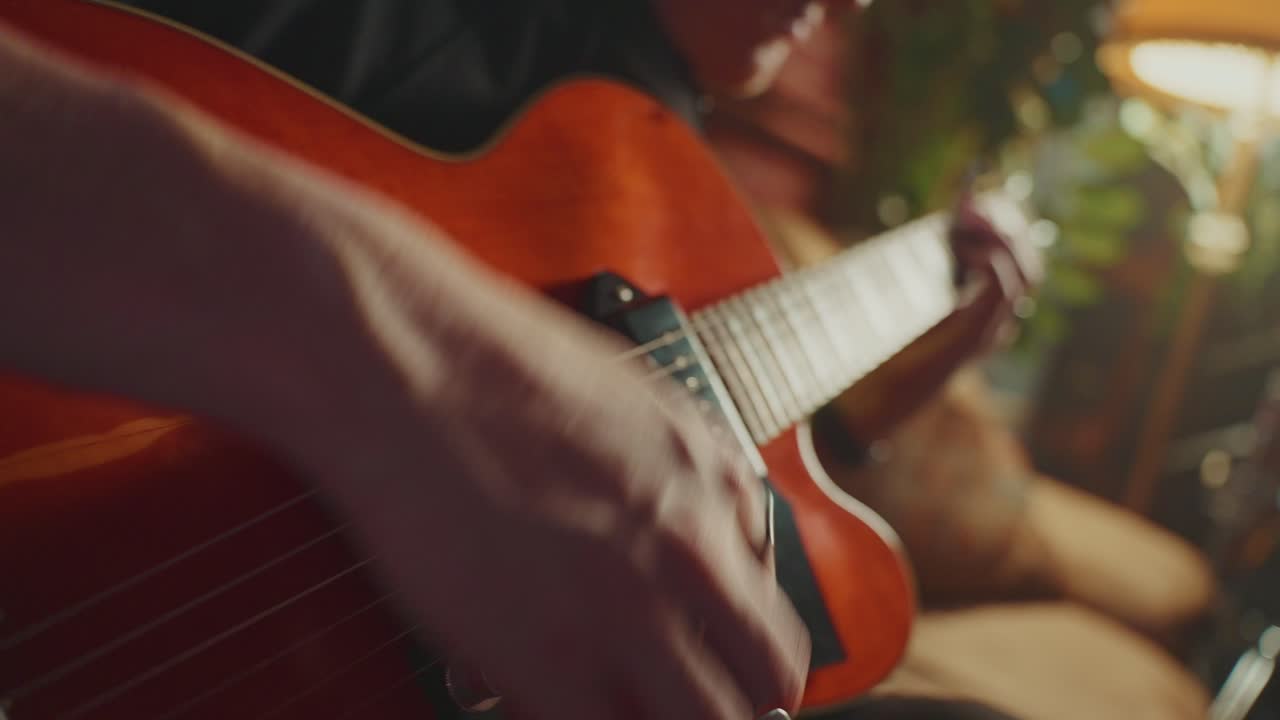 Primo piano di una persona che suona una chitarra elettrica