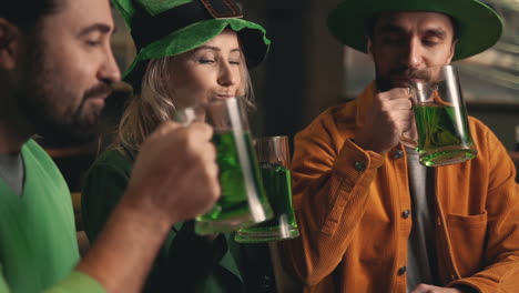 amigos comemorando o dia de são patrício em um pub 4