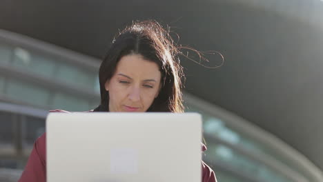 Nachdenkliche-Schöne-Reife-Frau,-Die-Im-Freien-Mit-Laptop-Arbeitet