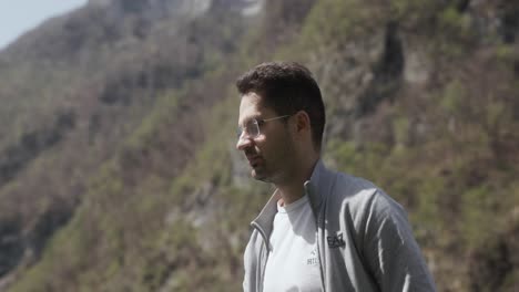 retrato de un hombre caucásico cerca de las montañas del bosque durante un día soleado