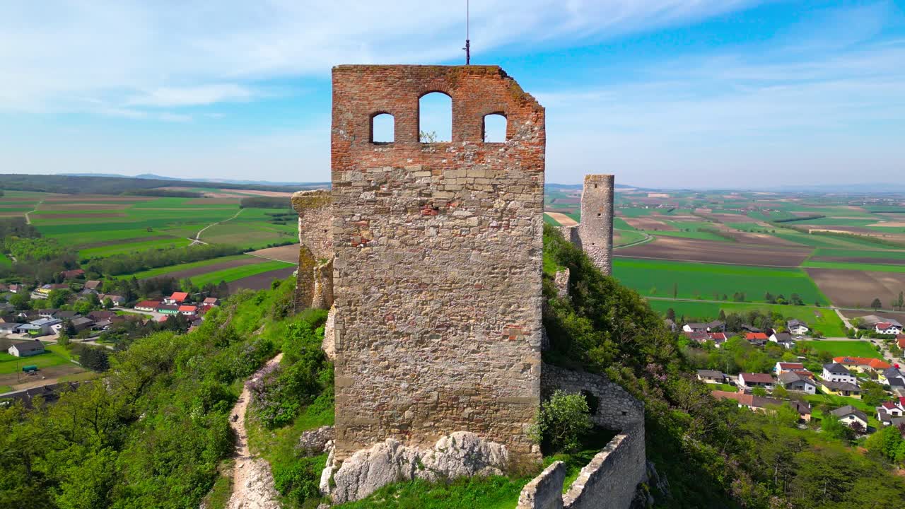 castillo medieval en ruinas en staatz, austria. - aerial