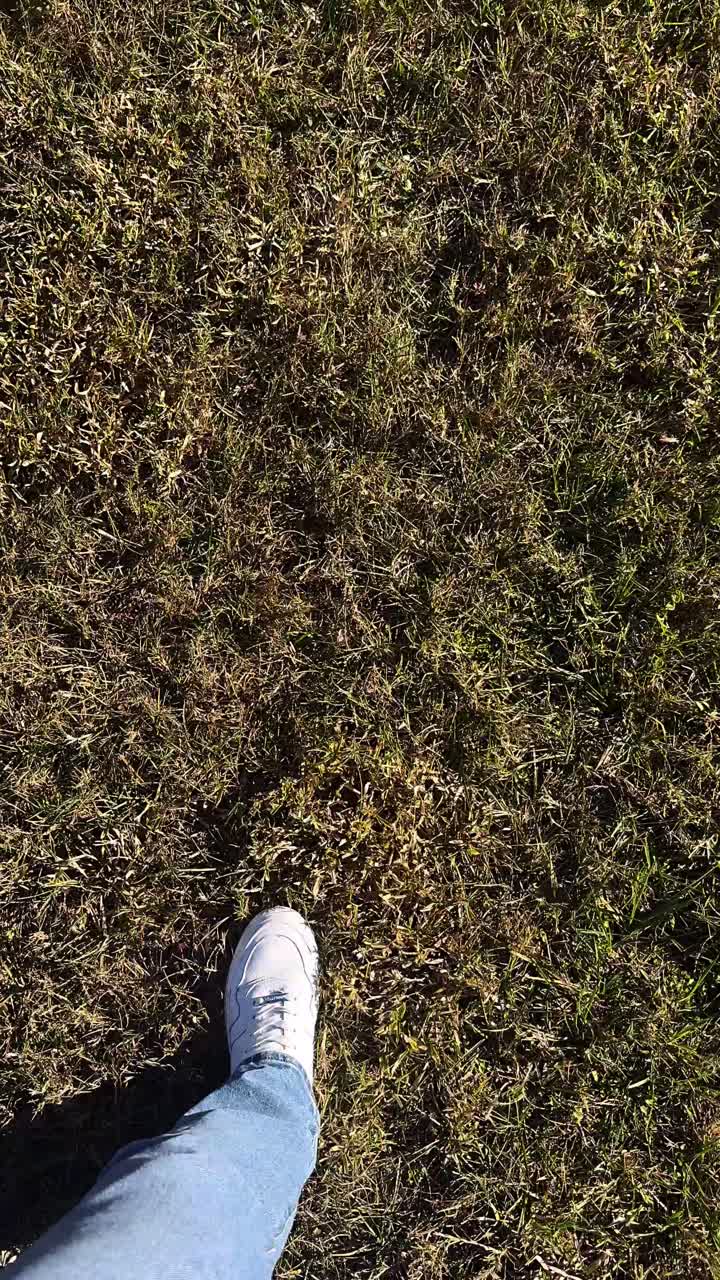 풀 위 를 고 있는 사람