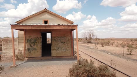 revestimiento ferroviario abandonado en medio del interior