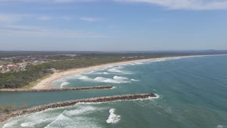 Vista-Aérea-De-La-Desembocadura-Del-Río-Evans-Y-La-Playa-Principal-De-Evans-Head-En-Nsw,-Australia