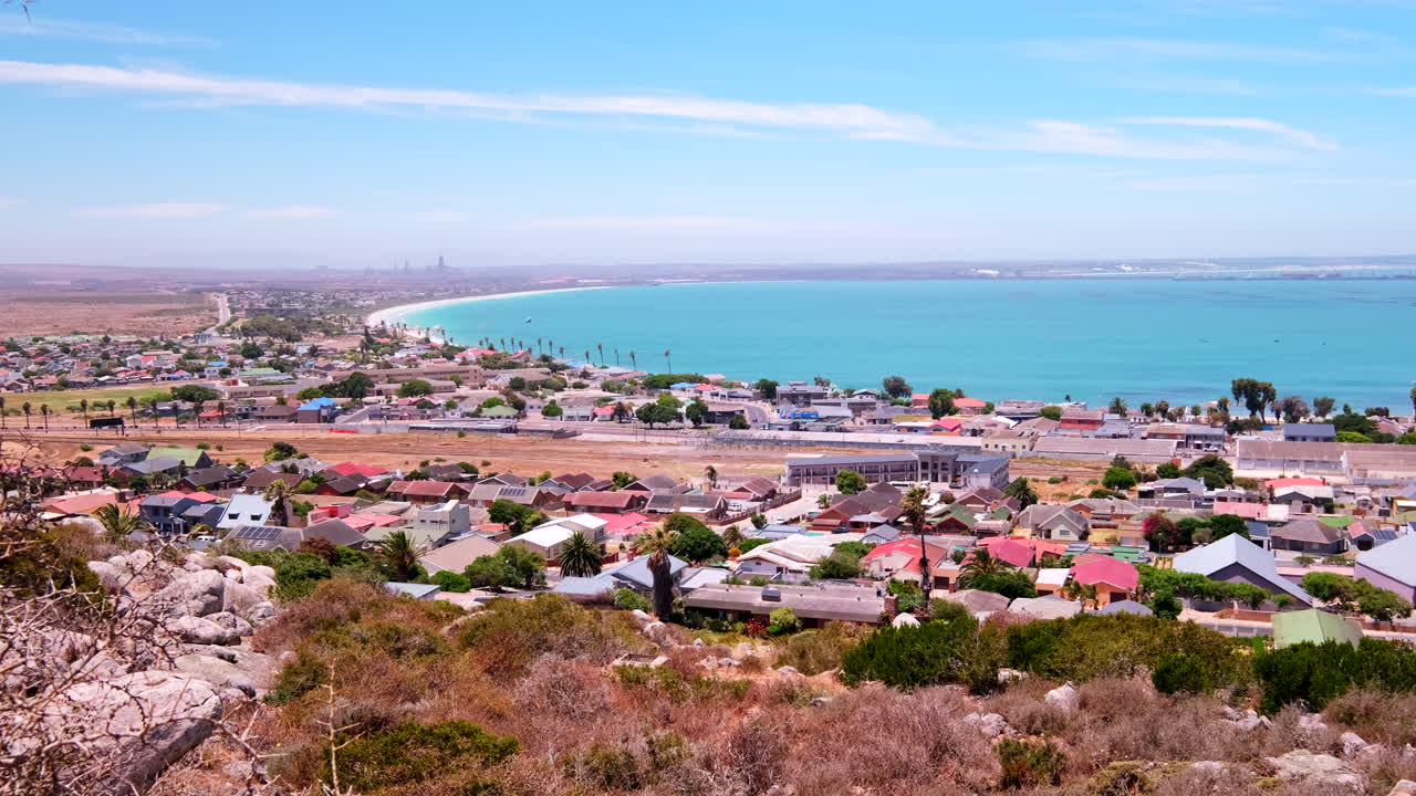 Vogelperspektive von den Höhen der Stadt Saldanha auf eine blaue Bucht an der Westküste des Kaps