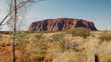 Reveal-Shot-of-Uluru-in-Northern-Territory-Australia-4K