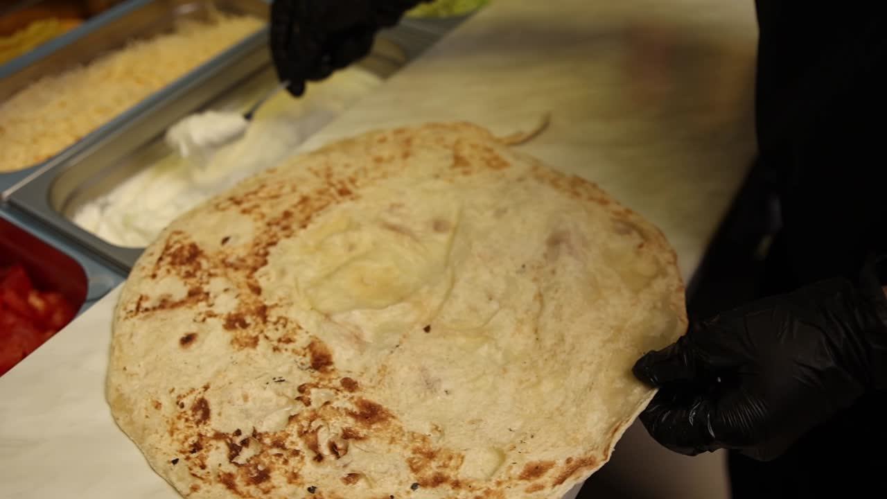 Preparare una piadina con salsa