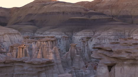 el desierto de bisti de-na-zin - el cañón del atardecer los hoodoos bajan