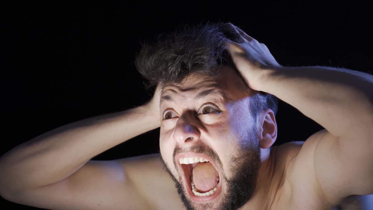 un hombre mentalmente enfermo enloqueciendo y gritando.