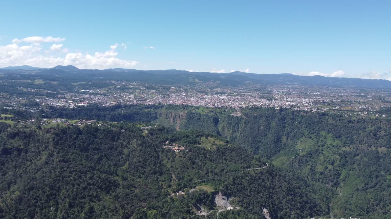 vista aérea panorámica del centro histórico de zacatlán, puebla, méxico