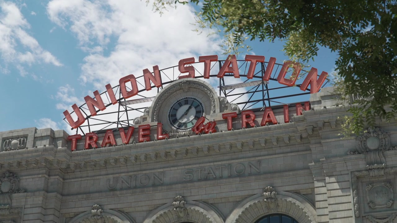 Nær sporingsoptagelse af Union Station, Denver, CO.