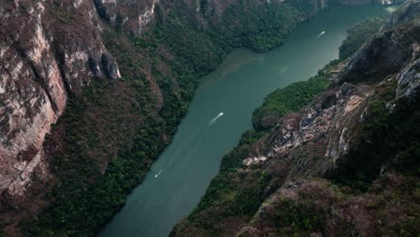 aéreo - botes en el río grijalva en el cañón del sumidero, chiapas, méxico, adelante