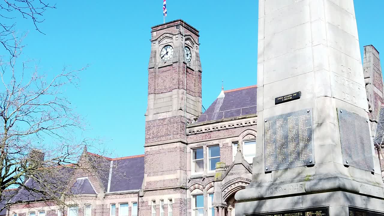 영국 북서부 머지사이드에 있는 세인트 헬렌스 마을 광장 전쟁 기념관과 시청 시계탑 거리 풍경