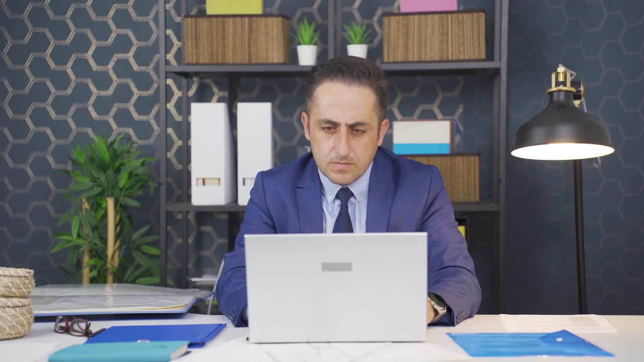 Uomo d'affari concentrato e serio al lavoro