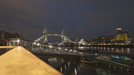 Puente-De-La-Torre-Y-Edificio-Del-Ayuntamiento-Del-Alcalde-De-Londres-Por-La-Noche-Desde-El-Muelle-Del-Milenio