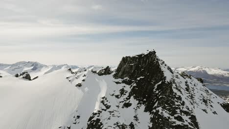 Mágico-Paisaje-Montañoso-De-Noruega-En-Temporada-De-Invierno,-Vista-Aérea