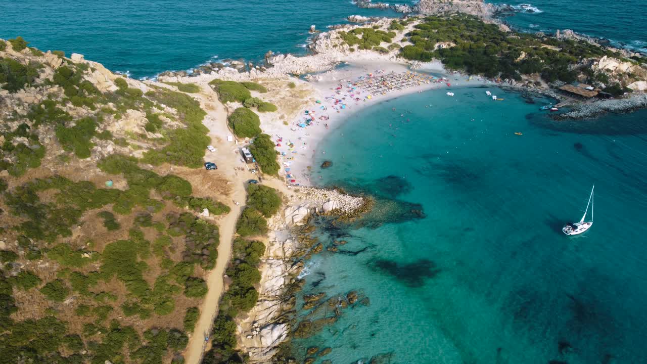 아름다운 사르데냐 맑고 푸른 청록색과 태양과 범선이 있는 이탈리아의 천연 모래 해변 해안 만에 있는 잔잔한 물