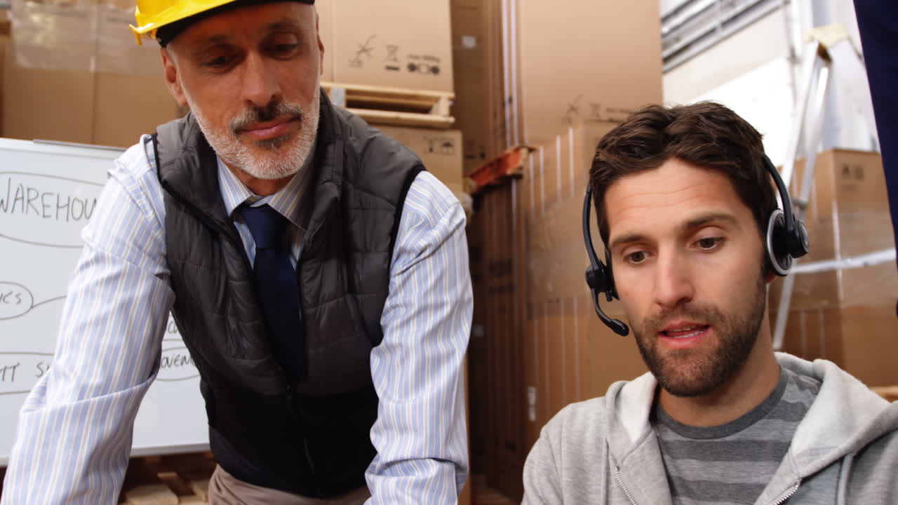 노트북으로 작업하는 관리자