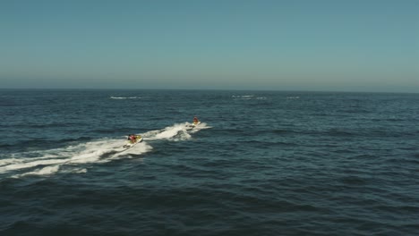 Wunderschöne-Luftdrohne-Des-Kalifornischen-Küstenstrandes-Mit-Jetski-–-Abgestuft