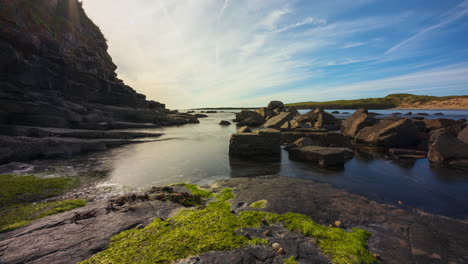 Zeitraffer-Der-Steigenden-Küstenflut-An-Einem-Sonnigen,-Bewölkten-Tag-Am-Streedagh-Cliff-Beach-Mit-Meeresalgen-Und-Felsen-Im-Vordergrund-In-Der-Grafschaft-Sligo-Entlang-Des-Wild-Atlantic-Way-In-Irland