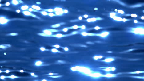 ondas de agua y olas atrapando la luz del sol en cámara lenta