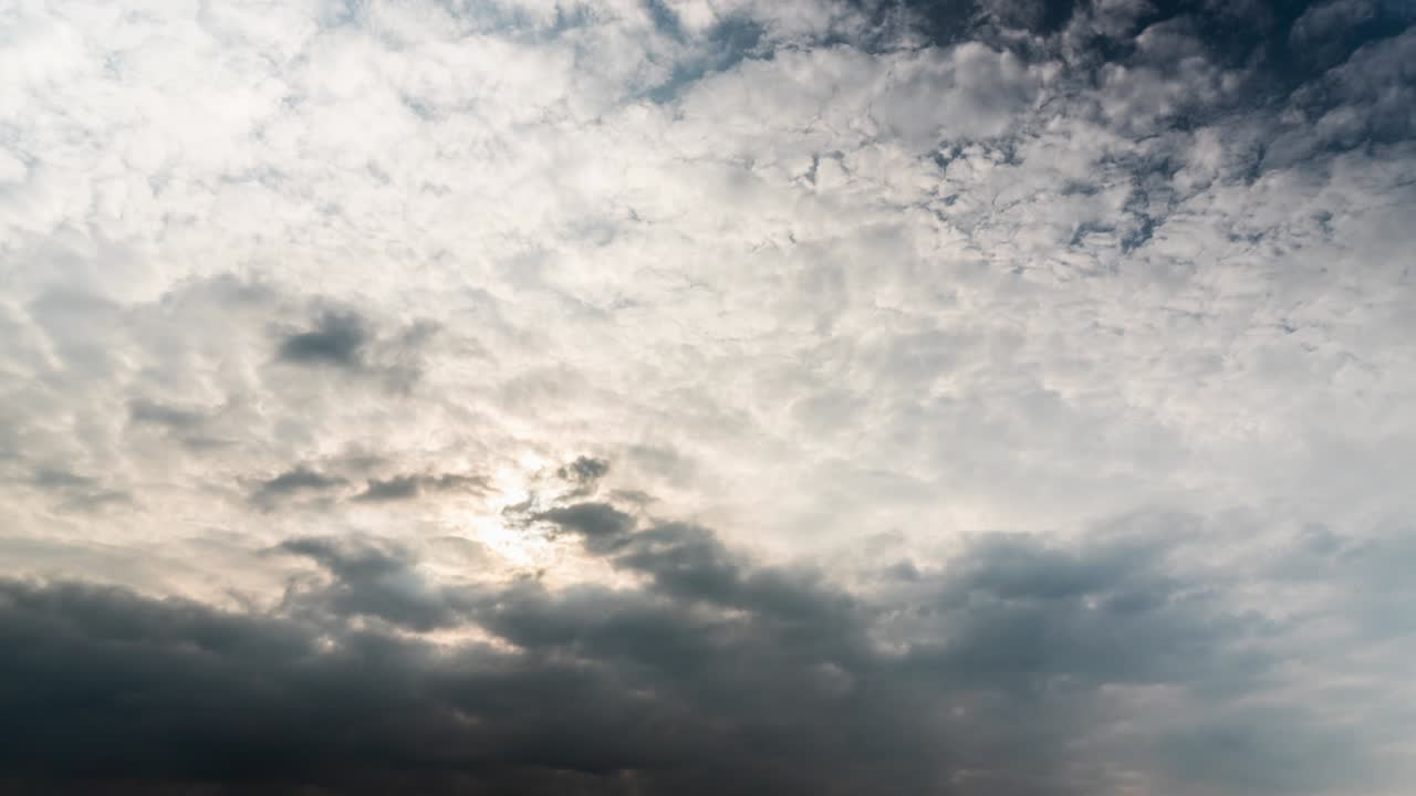 해가 뜨면 부분적으로 구름이 쌓인 하늘, 타임스