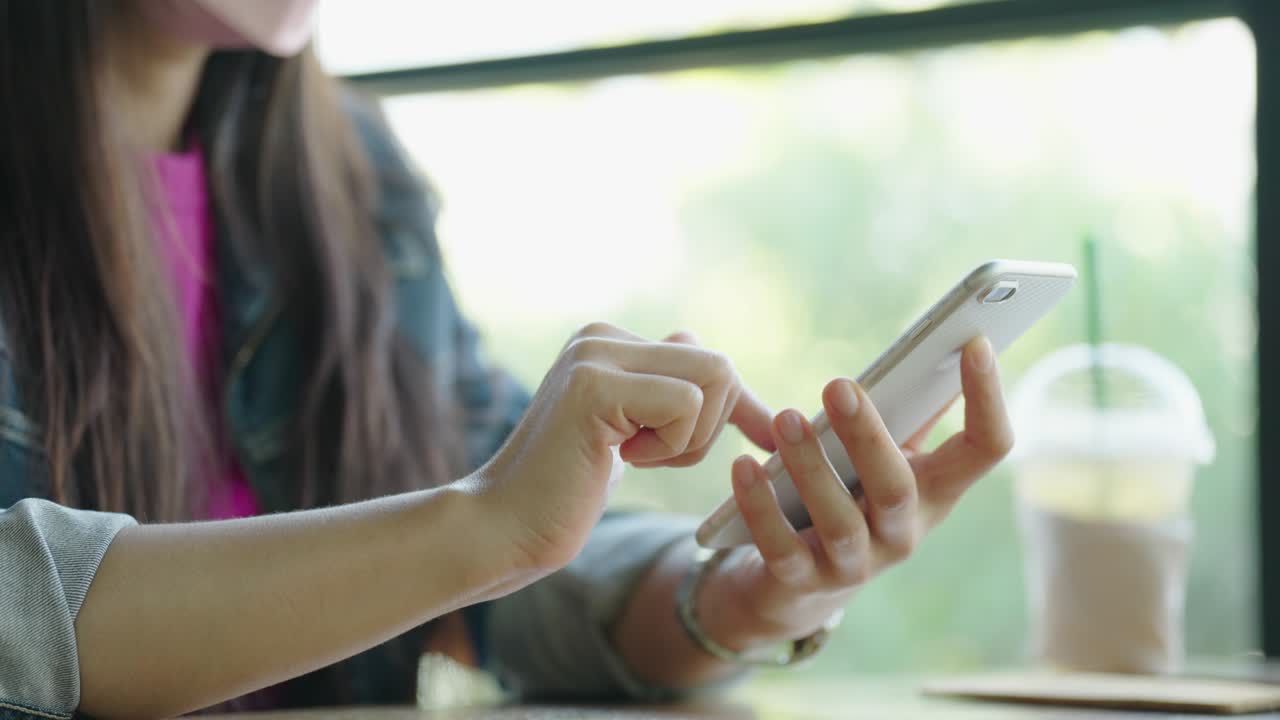manos femeninas cercanas sosteniendo teléfonos inteligentes utilizando aplicaciones móviles, concepto de uso de la tecnología en la vida diaria compras en línea pago en línea