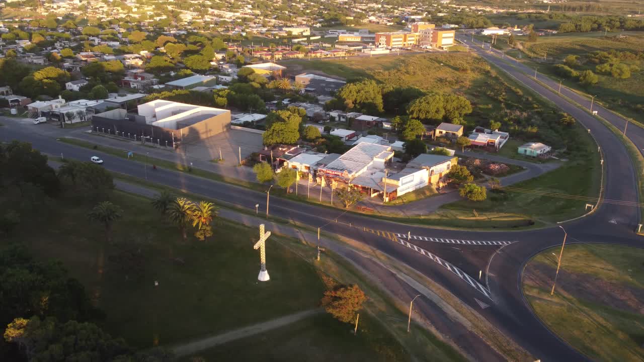 우루과이에서 오토바이가 로터리를 돌고 있습니다.