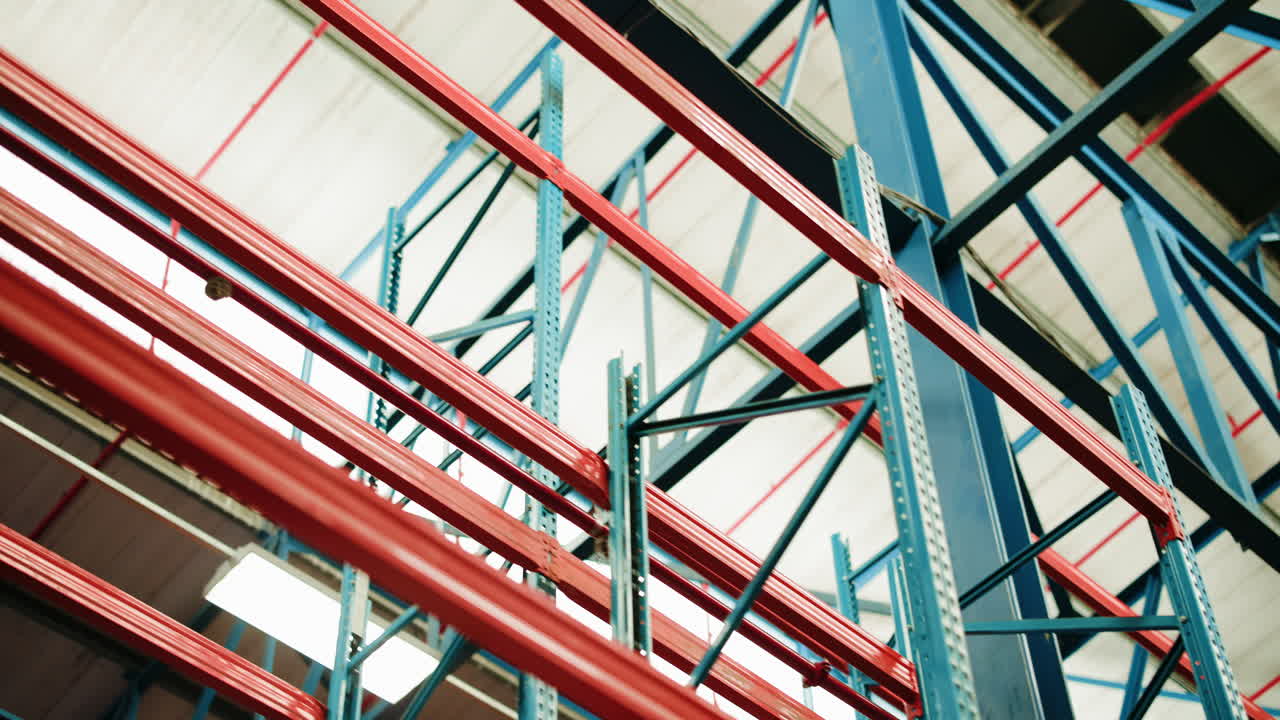 Primo piano di scaffalature vuote in un magazzino industriale