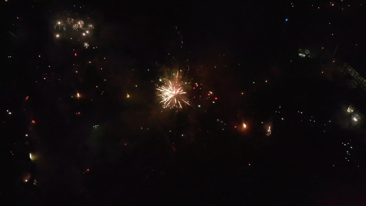 Fuochi d'artificio di Capodanno al Parco Olimpico di Monaco ripresi da un drone