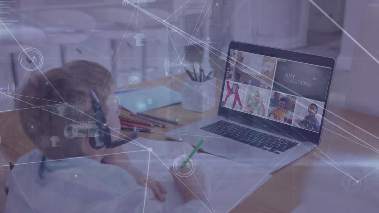 온라인 학교 수업을 위해 노트북을 사용하는 백인 소년에 대한 연결 네트워크의 애니메이션