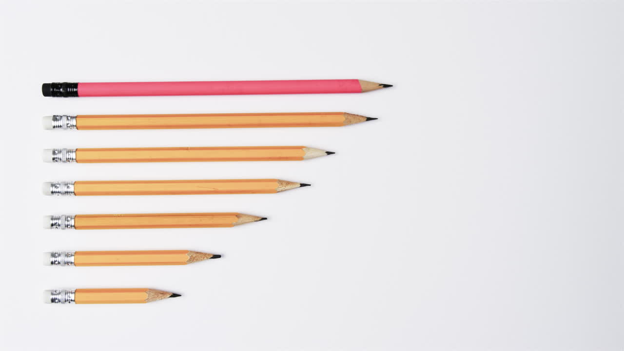 색 배경에 복사 공간과 함께 소리로 연필의 클로즈업