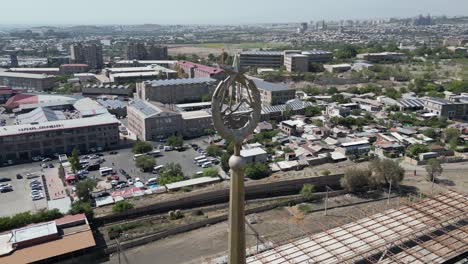 el antiguo escudo de la armenia soviética en la torre alta sobre la estación de tren de yerevan