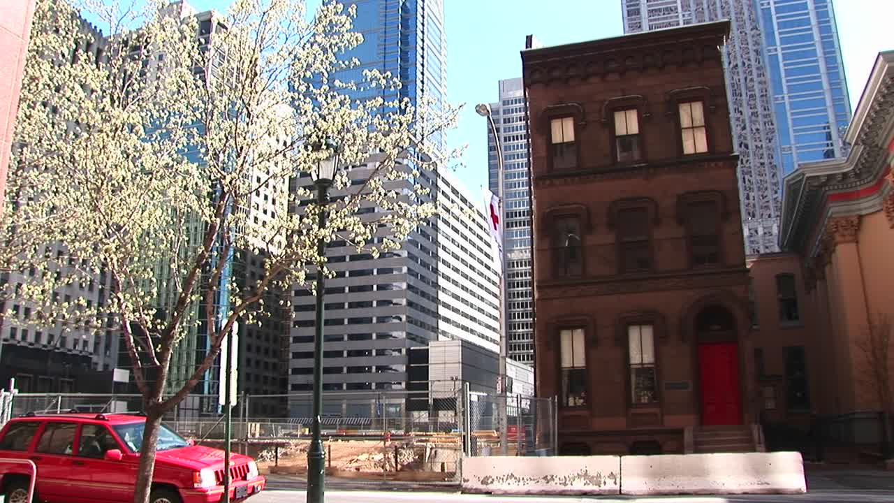 브라운스톤 주택이 있는 오래된 동네는 점점 더 많은 고층 빌딩이 필요하기 때문에 분명히 기반을 잃고 있습니다.