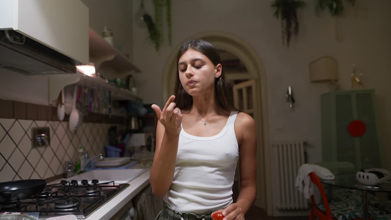 mujer preparando comida en una cocina