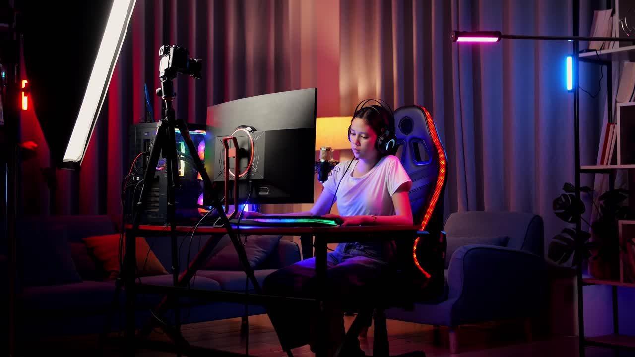 chica asiática que juega a un juego a través de la red en una computadora personal. bostezando y durmiendo, videojuego de transmisión en vivo, escritorio iluminado por luz de tira led rgb