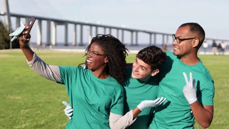 Jóvenes-Voluntarios-Felices-Tomándose-Selfie