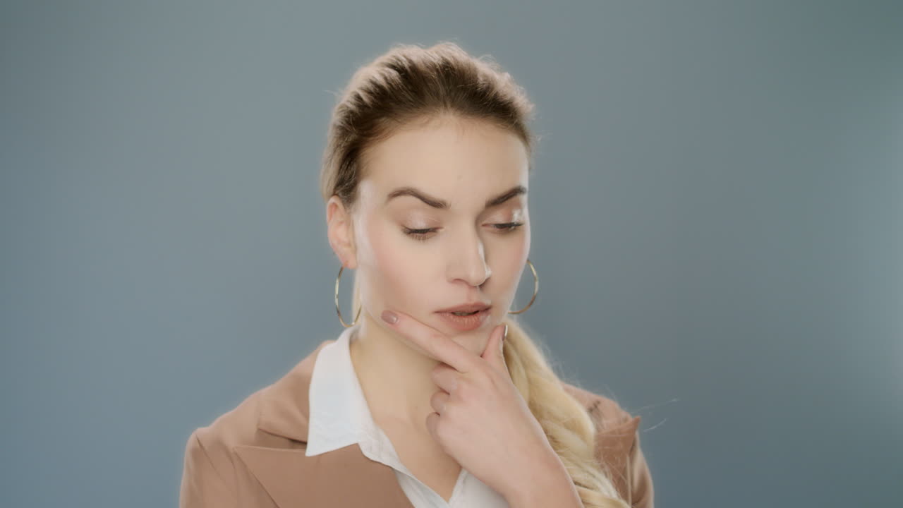 una mujer de negocios feliz tiene una buena idea en el estudio. una mujer joven tiene una solución al problema.
