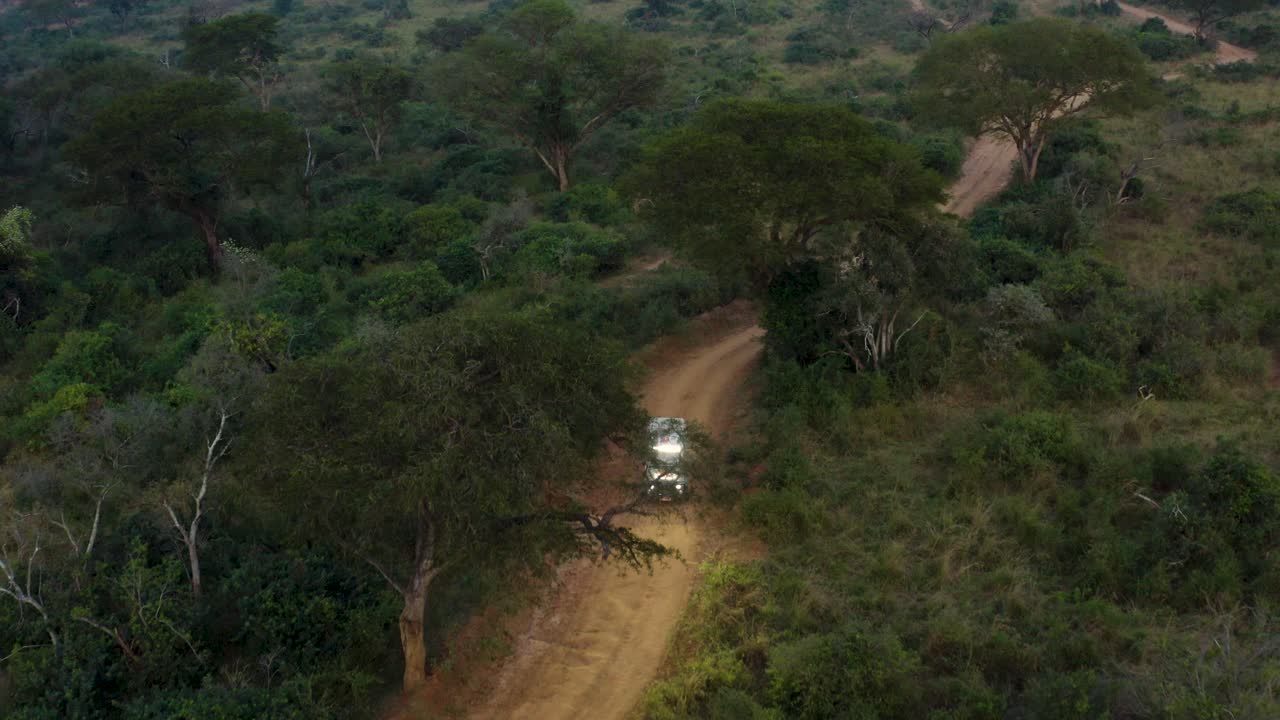 Ambulanza fuoristrada percorre una strada sterrata in Africa alla ricerca di bracconieri.