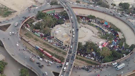 vista aérea del paso elevado de jinnah sobre el parque rotativo de alimentos en karachi