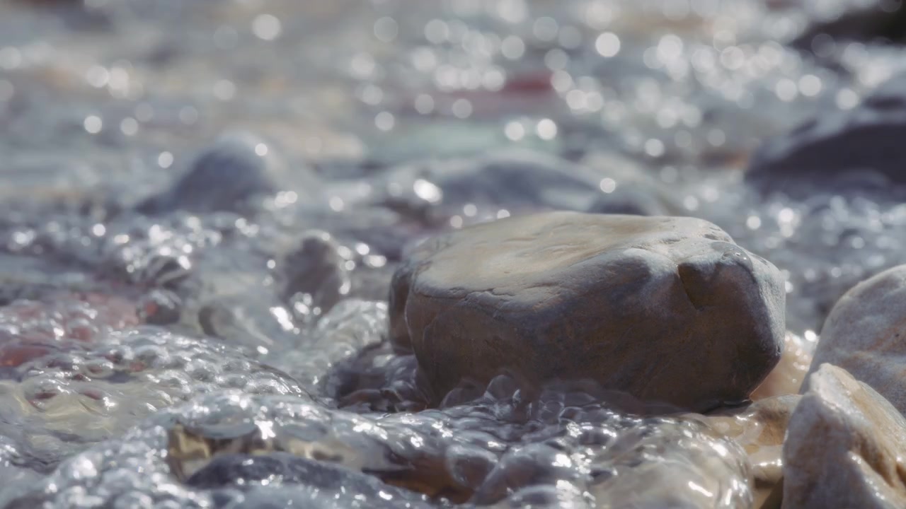 L'acqua del fiume schizza sulle rocce a riva