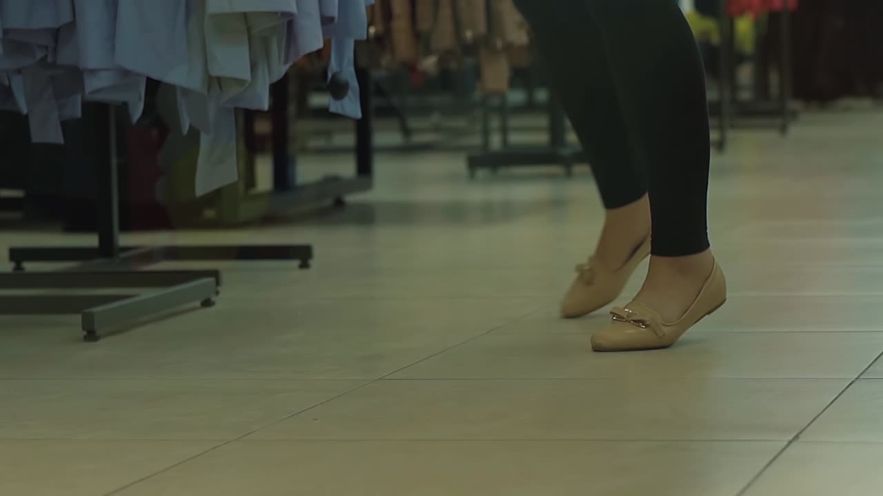 la gente camina alrededor del centro comercial 6