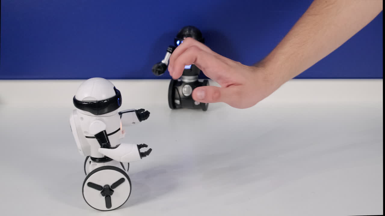 dos robots interactuando con una mano