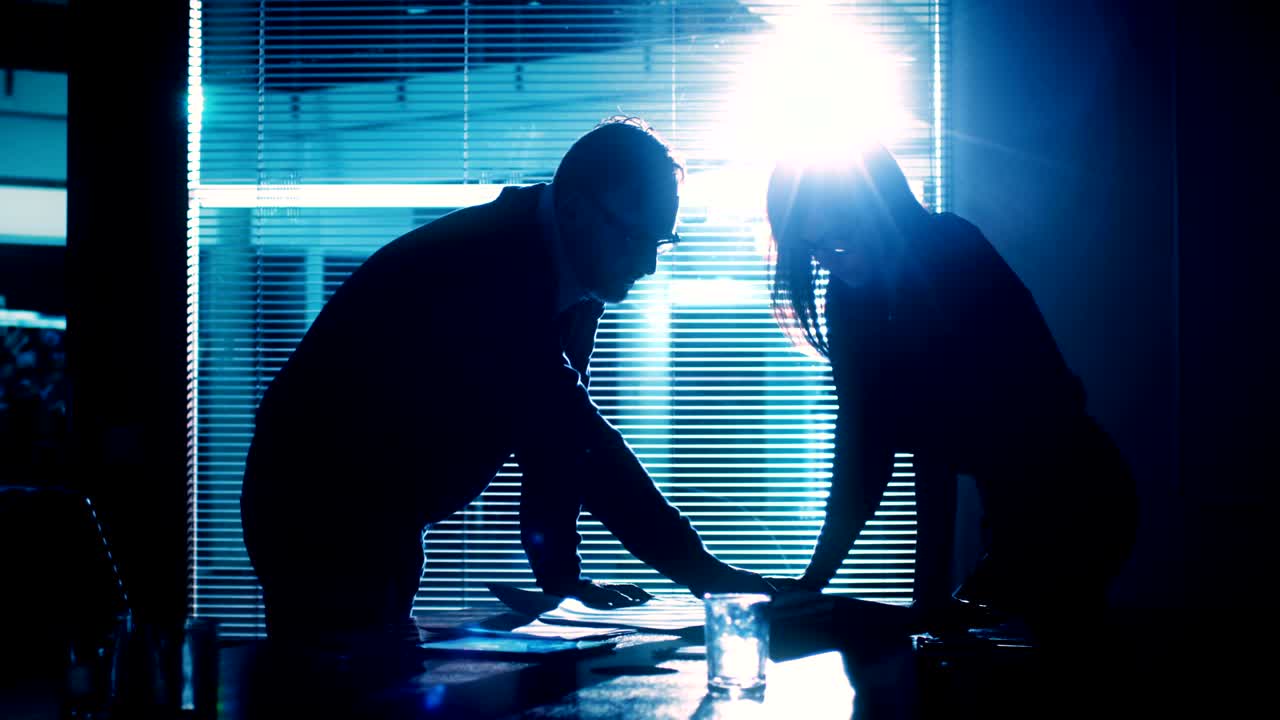 직장에서 회의실에서 남성과 여성의 실루입니다.