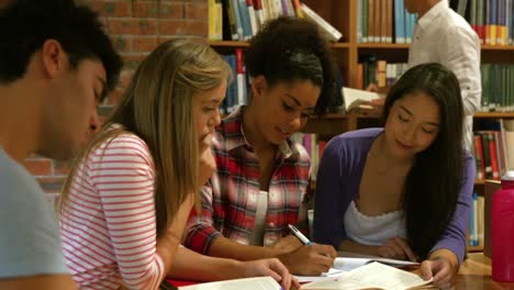 Smiling-classmates-studying-in-library