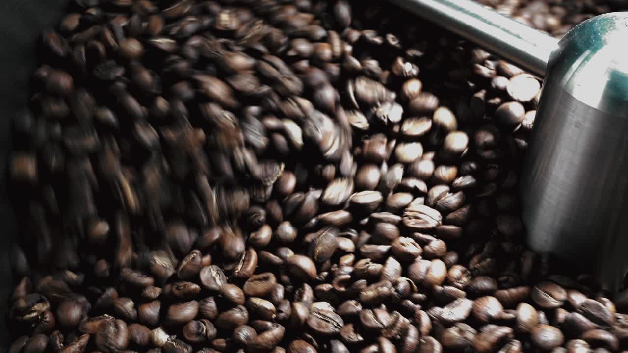 Processo di torrefazione dei chicchi di caffè.